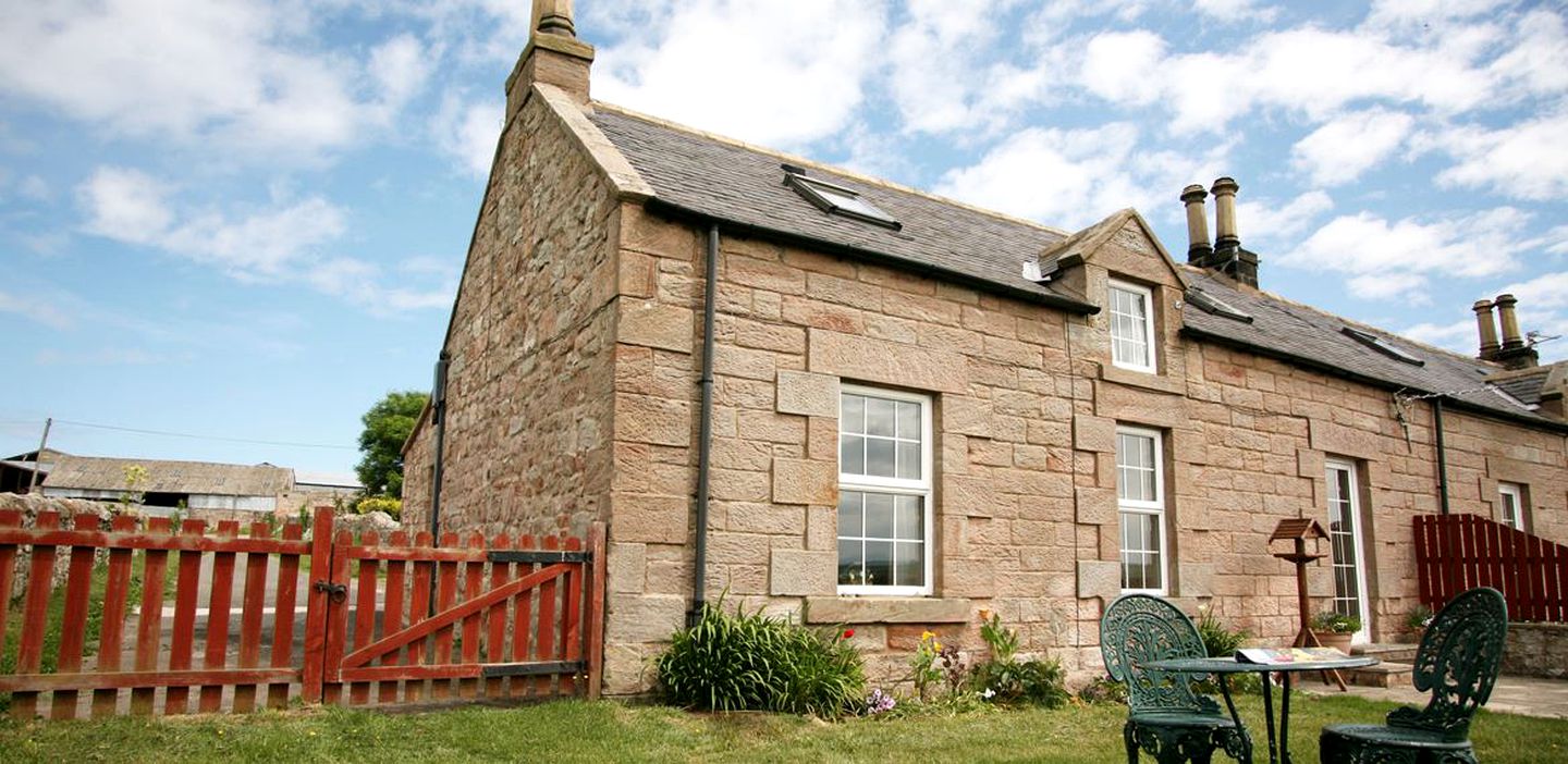 Elegant Cottage Rental on a Farm in Horncliffe, England