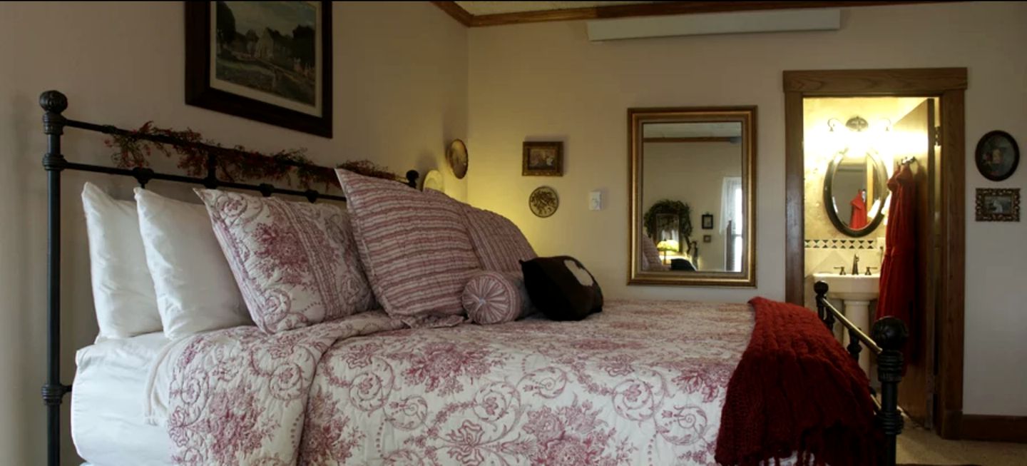 Romantic Bed and Breakfast Staycation for Two Guests in Lincoln, Nebraska