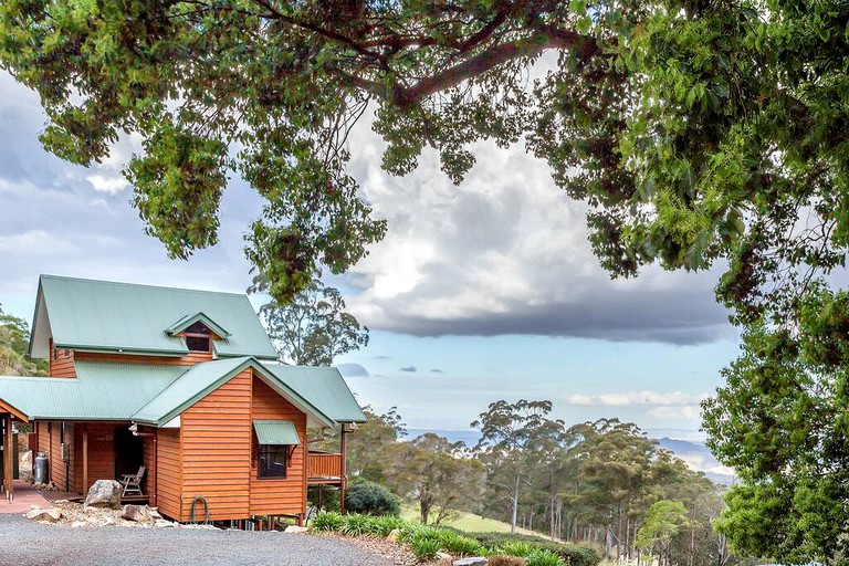 Cabins (Australia, Ravensbourne, Queensland)