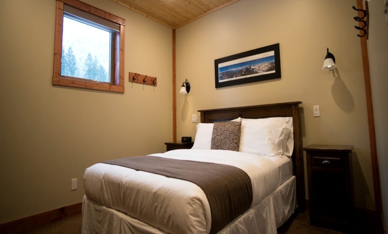 Cabins (Golden, British Columbia, Canada)