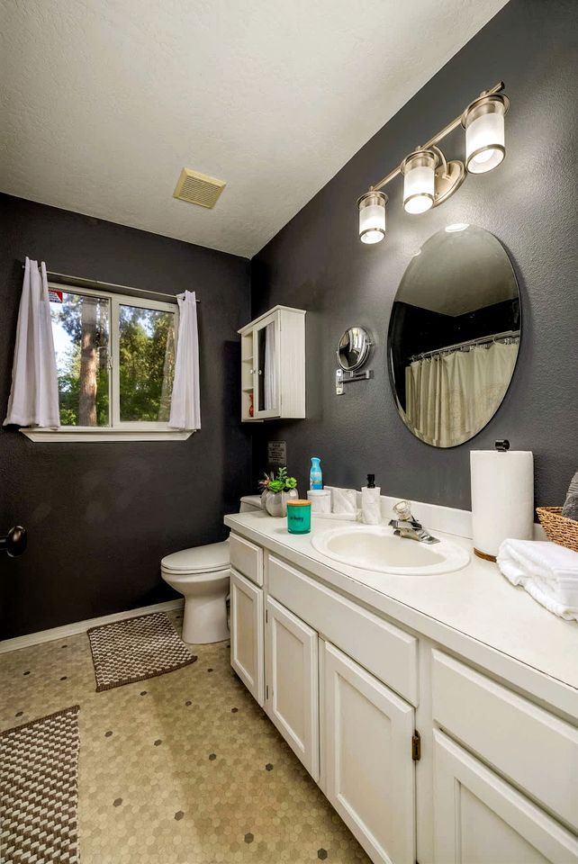 Whimsical Family-Friendly Vacation Retreat with Lake Views and Cozy Charm in Coeur d’Alene Idaho