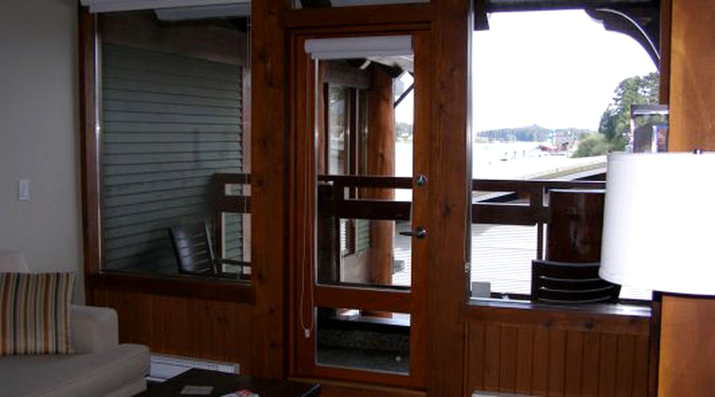 Waterfront Suite with Jetted Bathtub near Long Beach, British Columbia