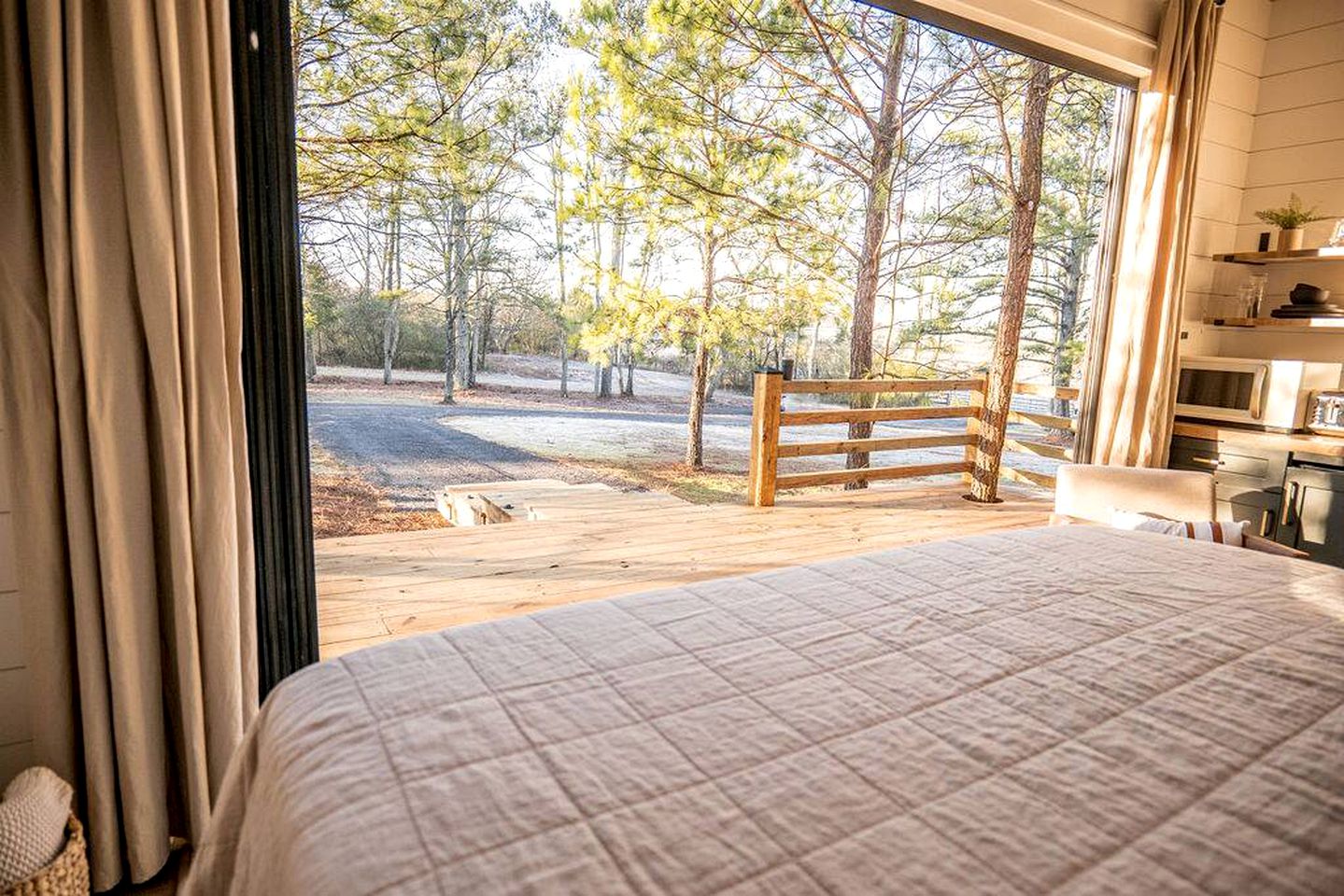 Memorable Getaways in Alabama in this Lovely Tiny House with Hot Tub near Lake Guntersville