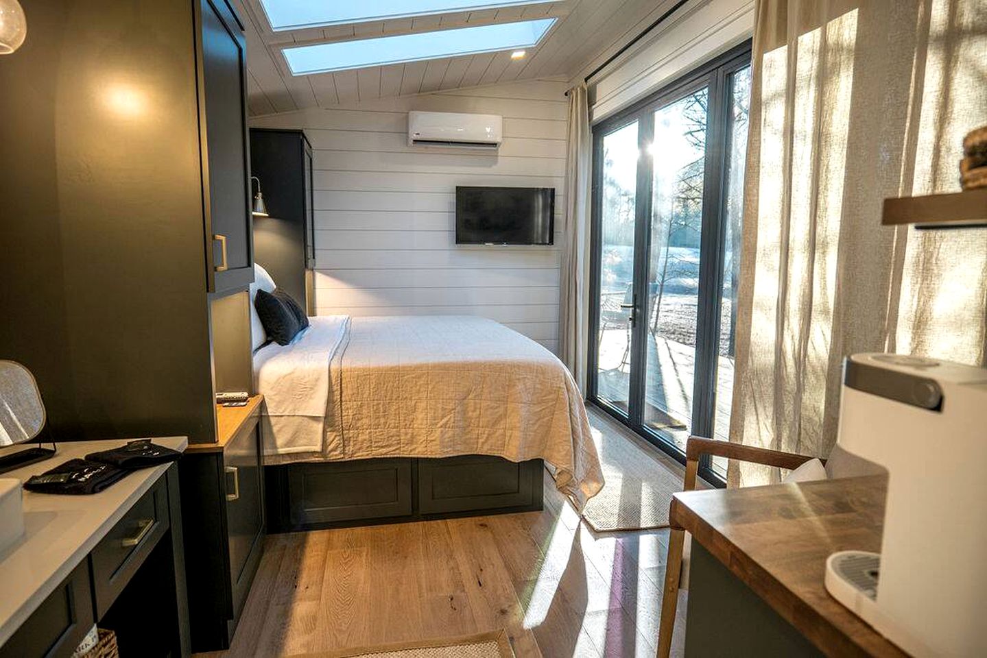 Memorable Getaways in Alabama in this Lovely Tiny House with Hot Tub near Lake Guntersville