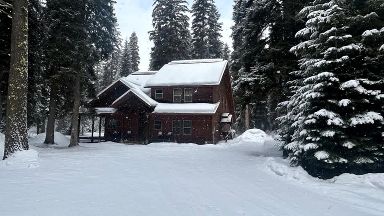 Charming Cabin Escape with Hot Tub & Wraparound Porch in McCall, Idaho