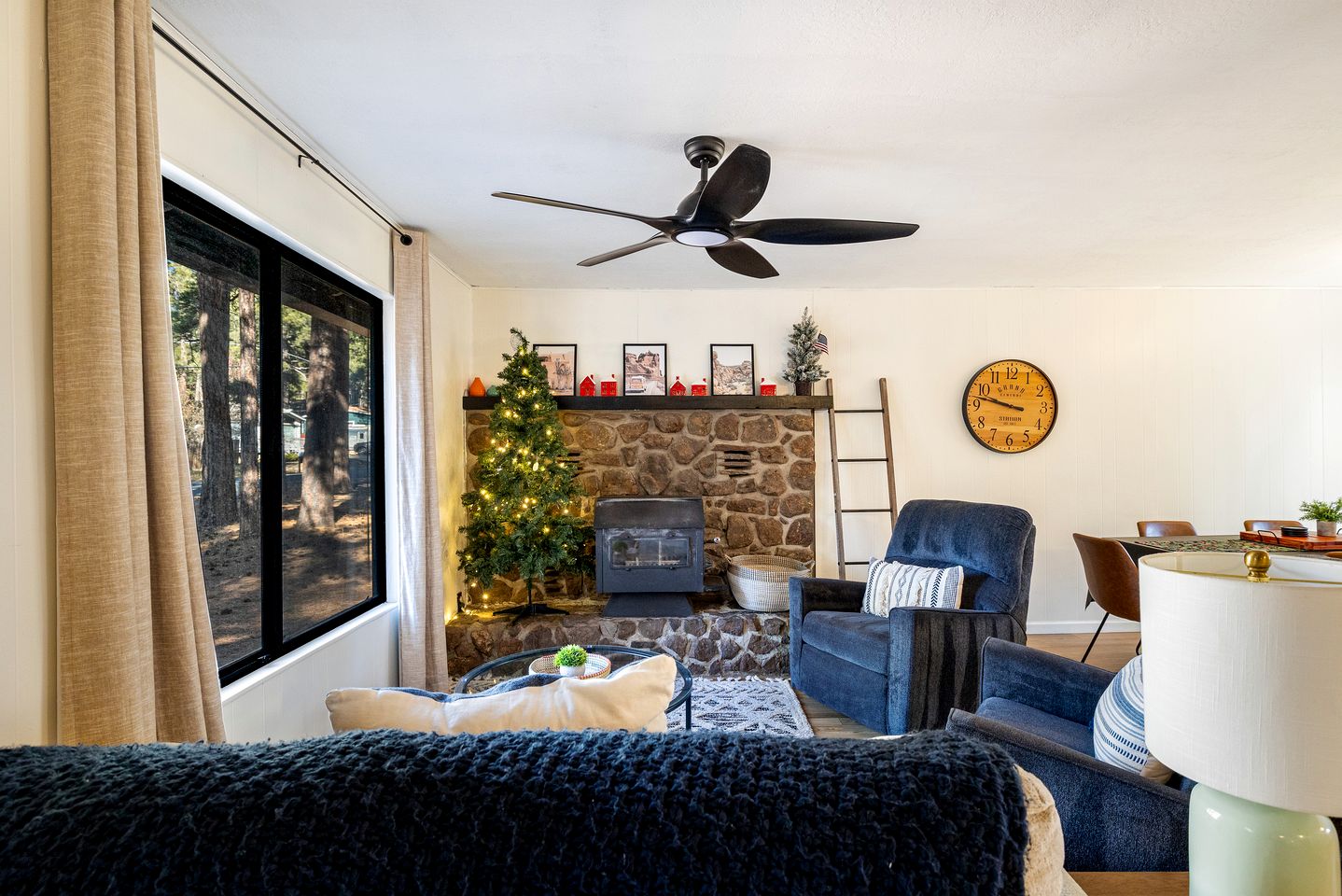 Fully Equipped Cabin with Fireplace and Grill for a Cozy Weekend in Flagstaff, Arizona