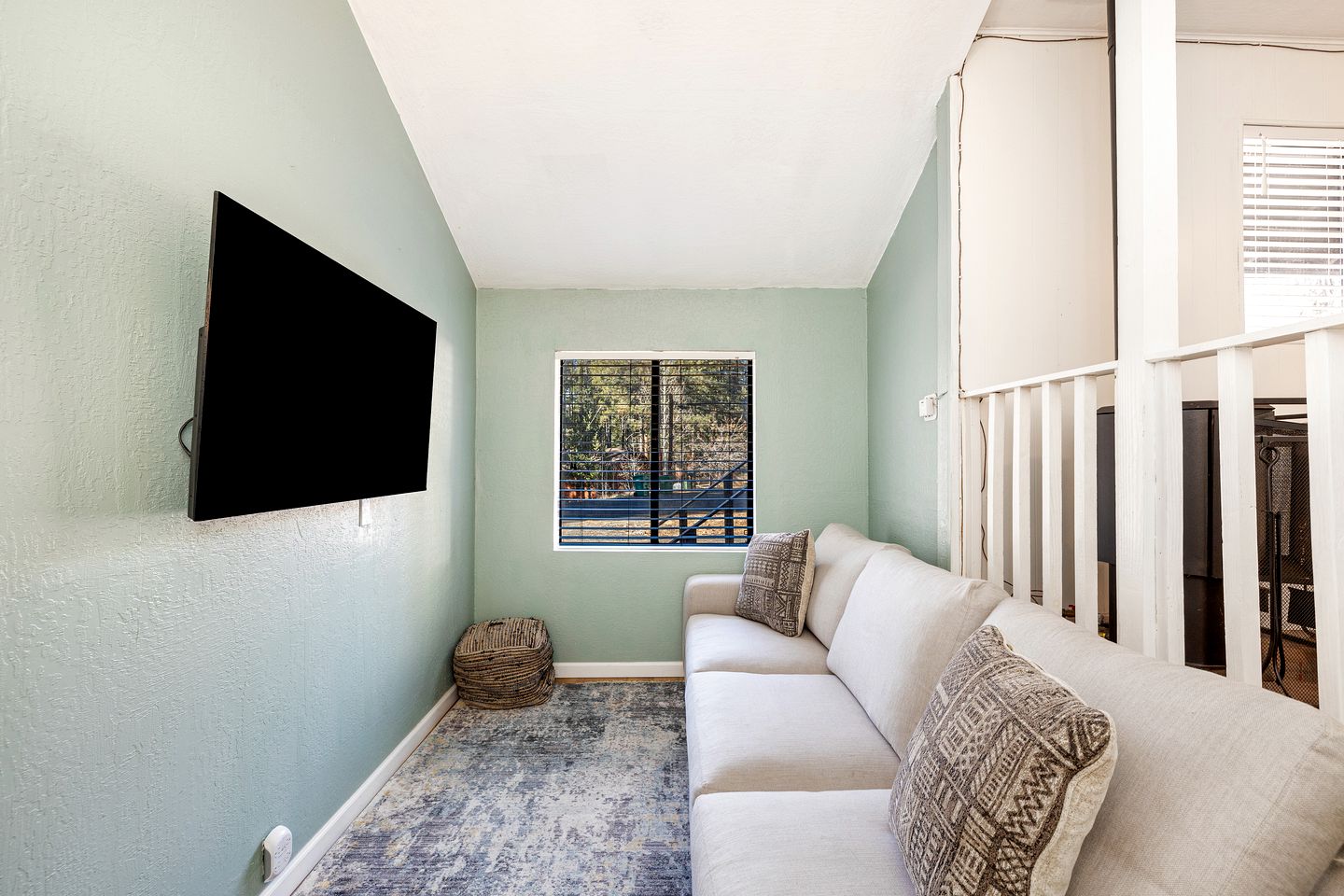 Fully Equipped Cabin with Fireplace and Grill for a Cozy Weekend in Flagstaff, Arizona