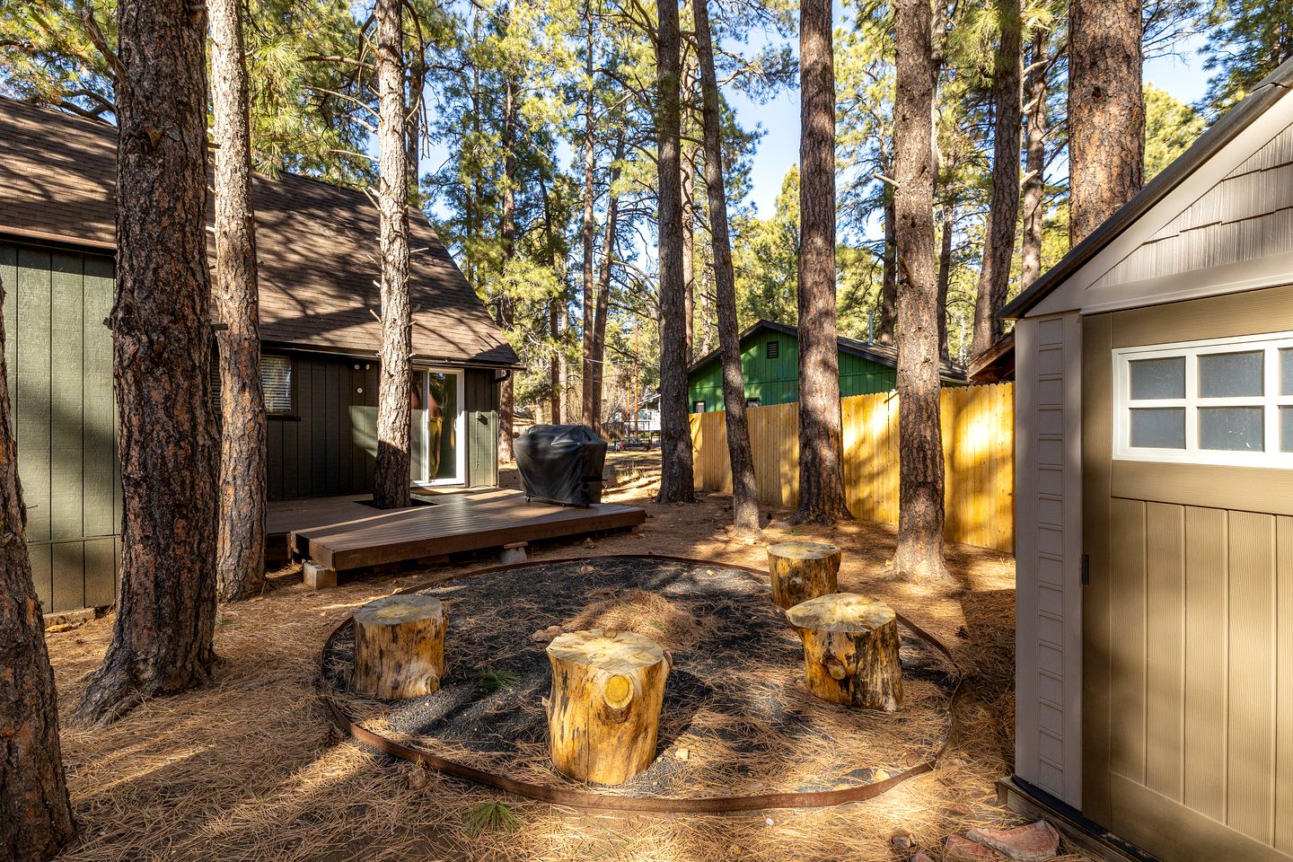Fully Equipped Cabin with Fireplace and Grill for a Cozy Weekend in Flagstaff, Arizona