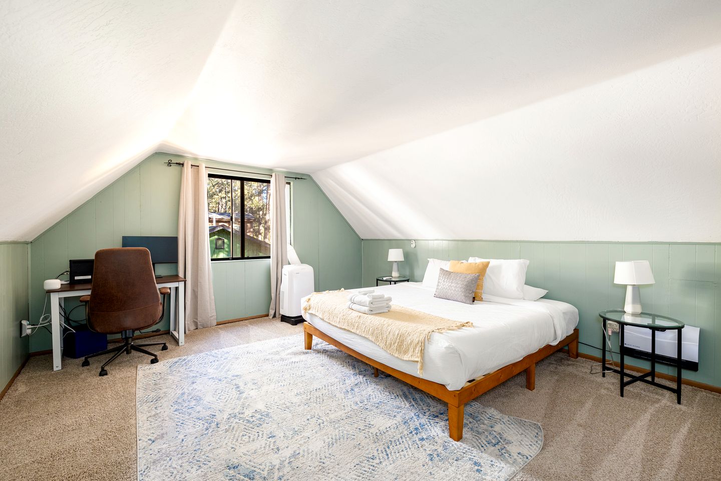 Fully Equipped Cabin with Fireplace and Grill for a Cozy Weekend in Flagstaff, Arizona