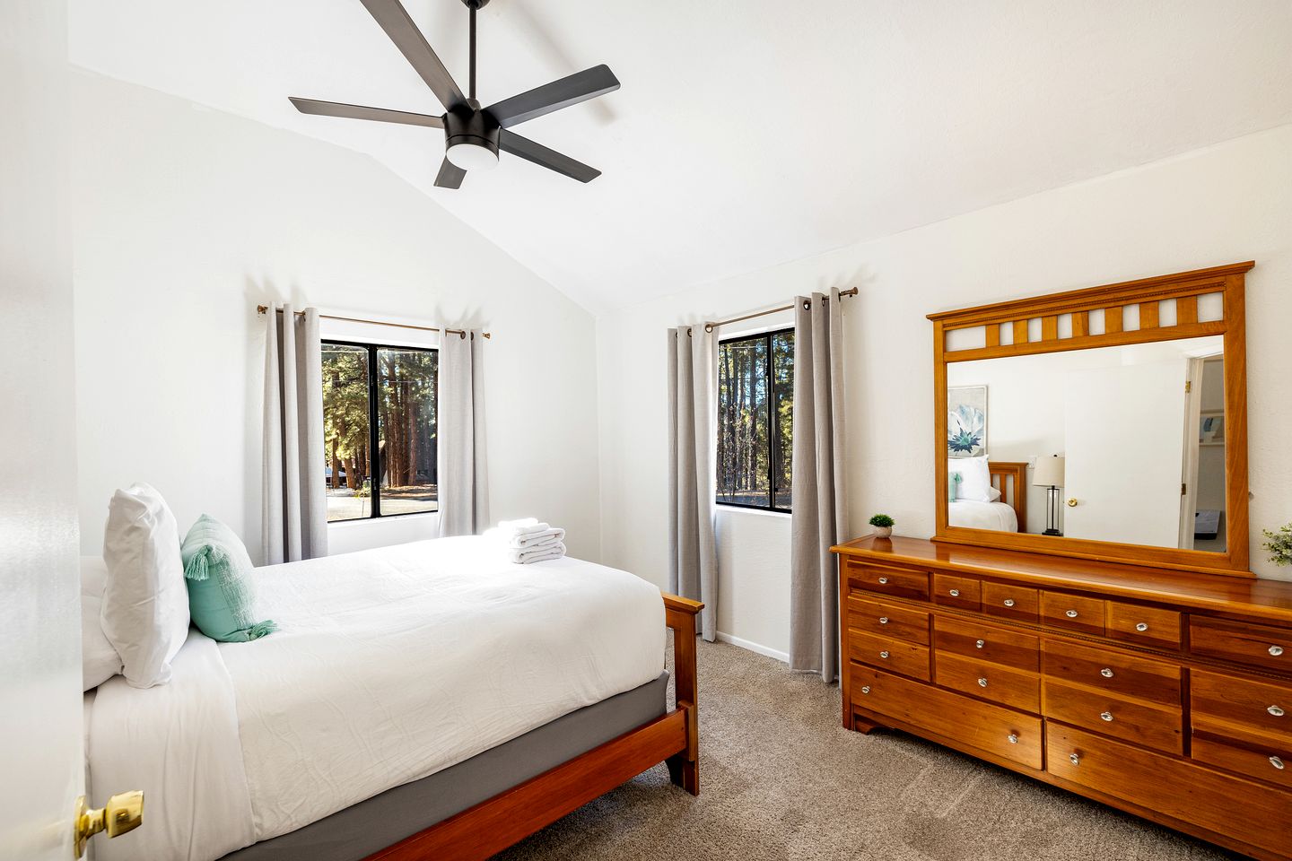 Fully Equipped Cabin with Fireplace and Grill for a Cozy Weekend in Flagstaff, Arizona