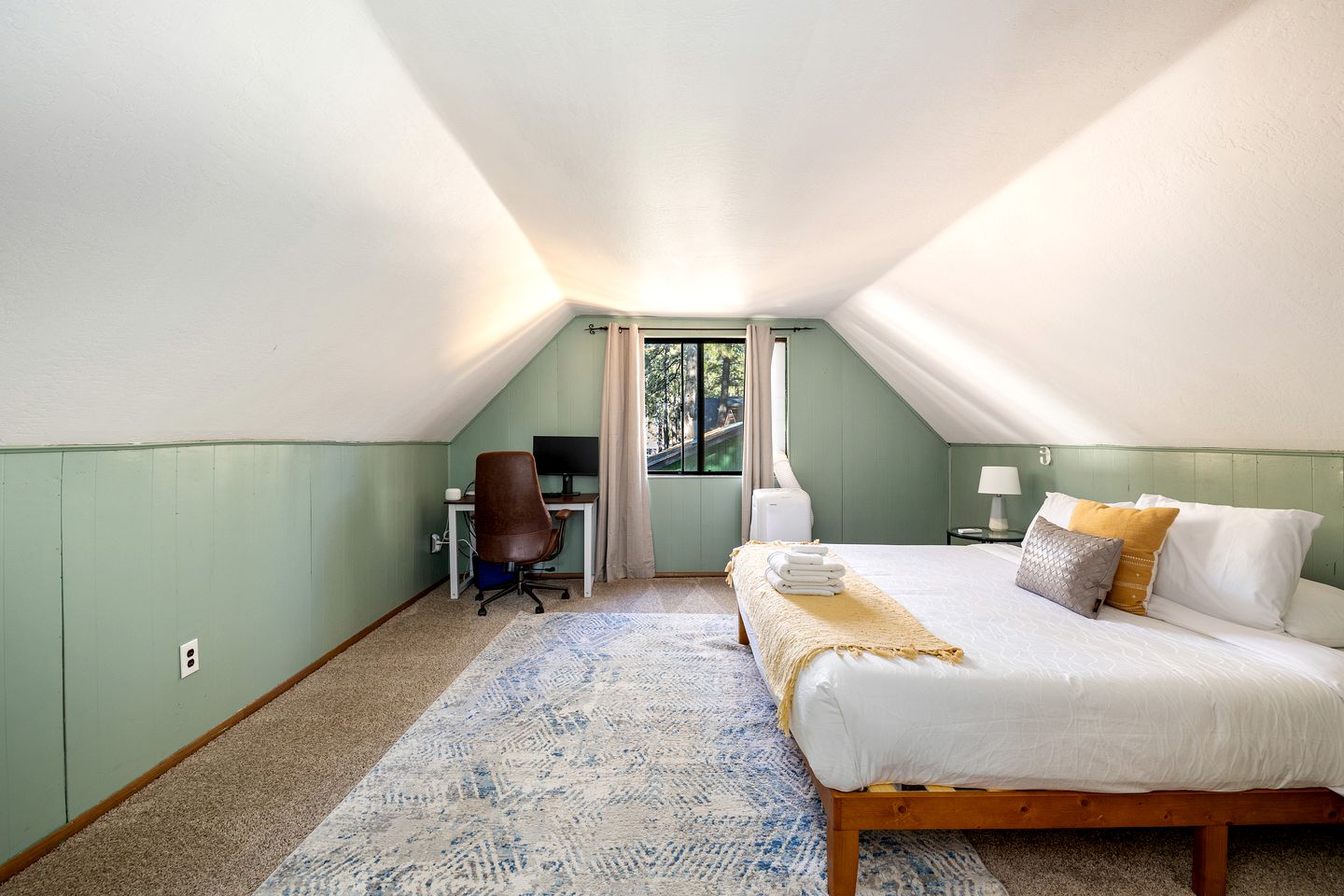 Fully Equipped Cabin with Fireplace and Grill for a Cozy Weekend in Flagstaff, Arizona