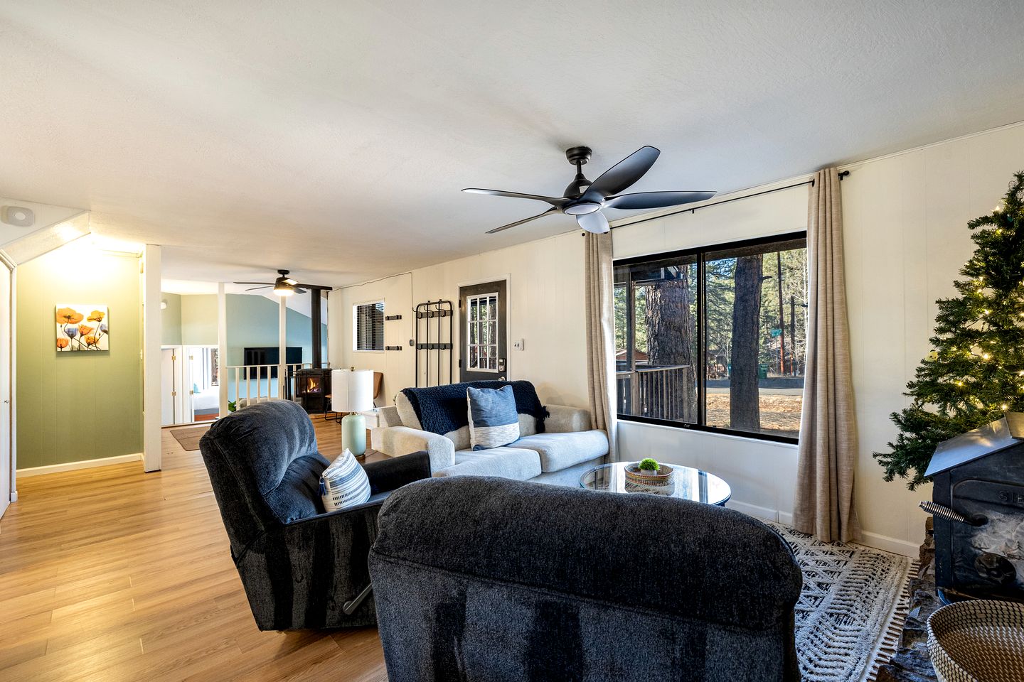 Fully Equipped Cabin with Fireplace and Grill for a Cozy Weekend in Flagstaff, Arizona