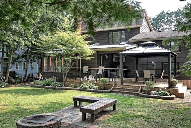 Cottages (Canada, Kawartha Lakes, Ontario)