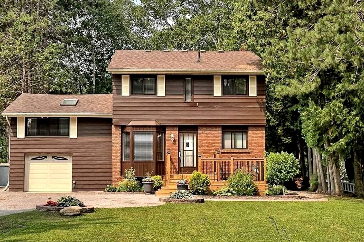 Scenic Burnt River Cottage with River Views and Outdoor Gazebo, Near Fenelon Falls and Bobcaygeon, Ontario