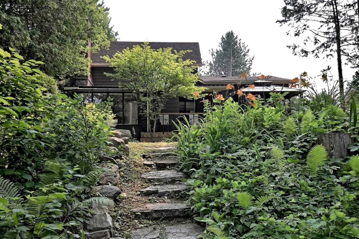 Scenic Burnt River Cottage with River Views and Outdoor Gazebo, Near Fenelon Falls and Bobcaygeon, Ontario