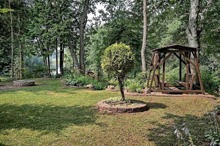 Cottages (Canada, Kawartha Lakes, Ontario)