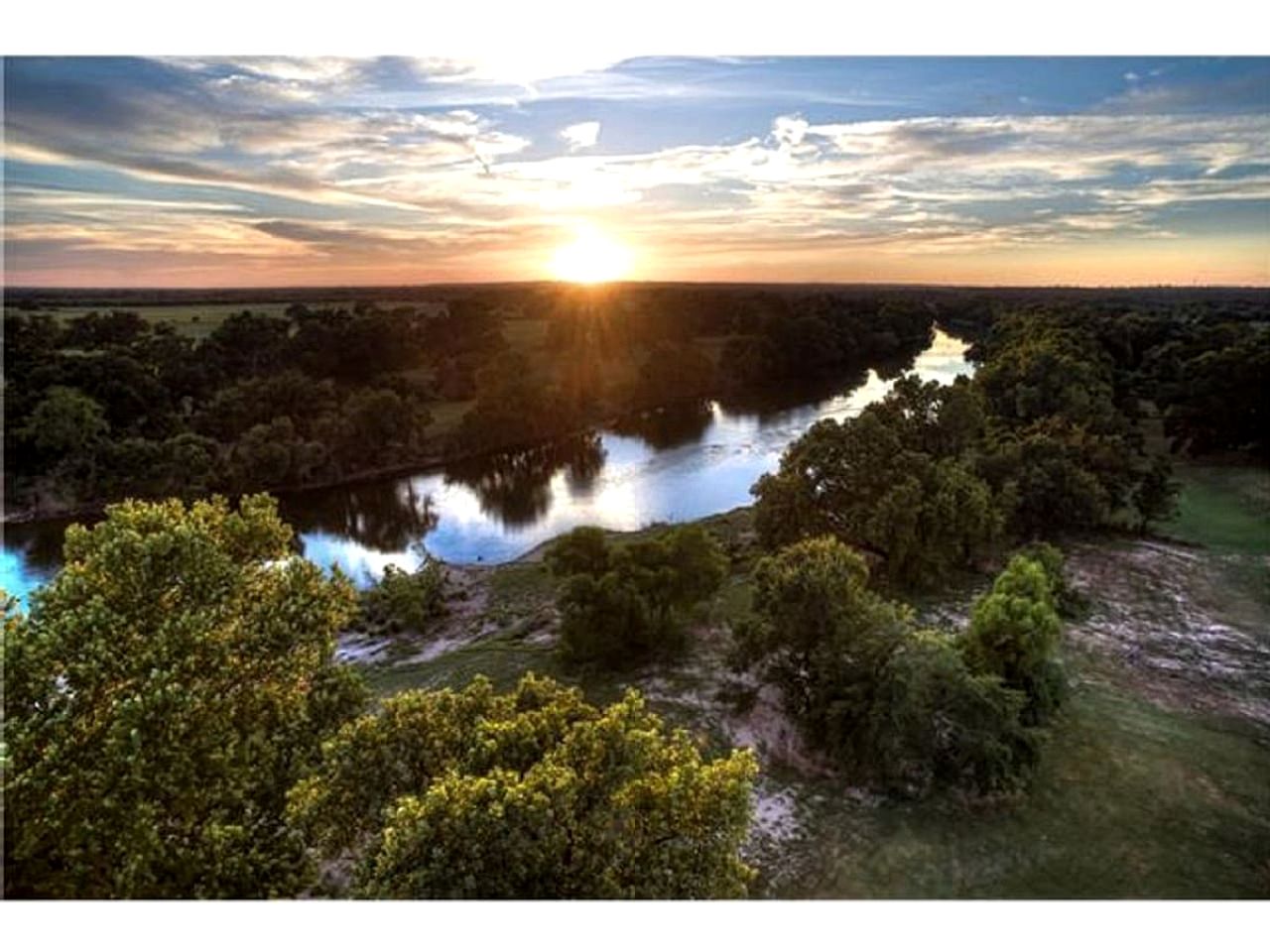 Modern Riverfront Cabin Perfect for Water Activities in Texas