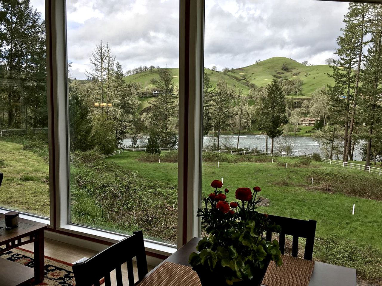 Gorgeous Waterfront Rental on the North Umpqua River near Roseburg, Oregon