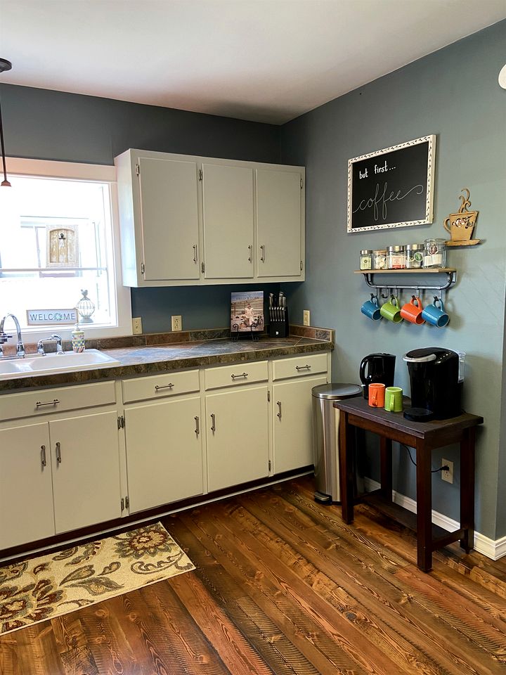 Charming Downtown Cottage with Porch & Backyard Retreat near Beaverhead River in Dillon, Montana