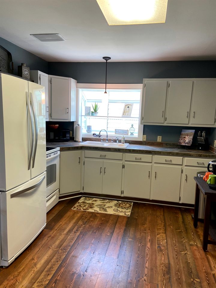 Charming Downtown Cottage with Porch & Backyard Retreat near Beaverhead River in Dillon, Montana