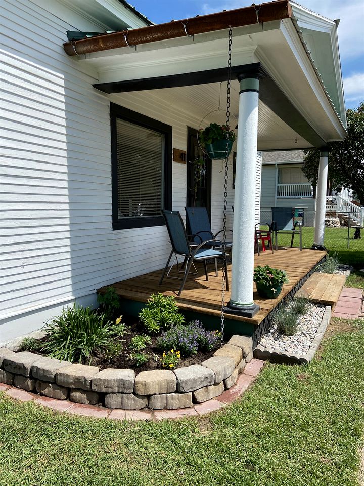 Charming Downtown Cottage with Porch & Backyard Retreat near Beaverhead River in Dillon, Montana