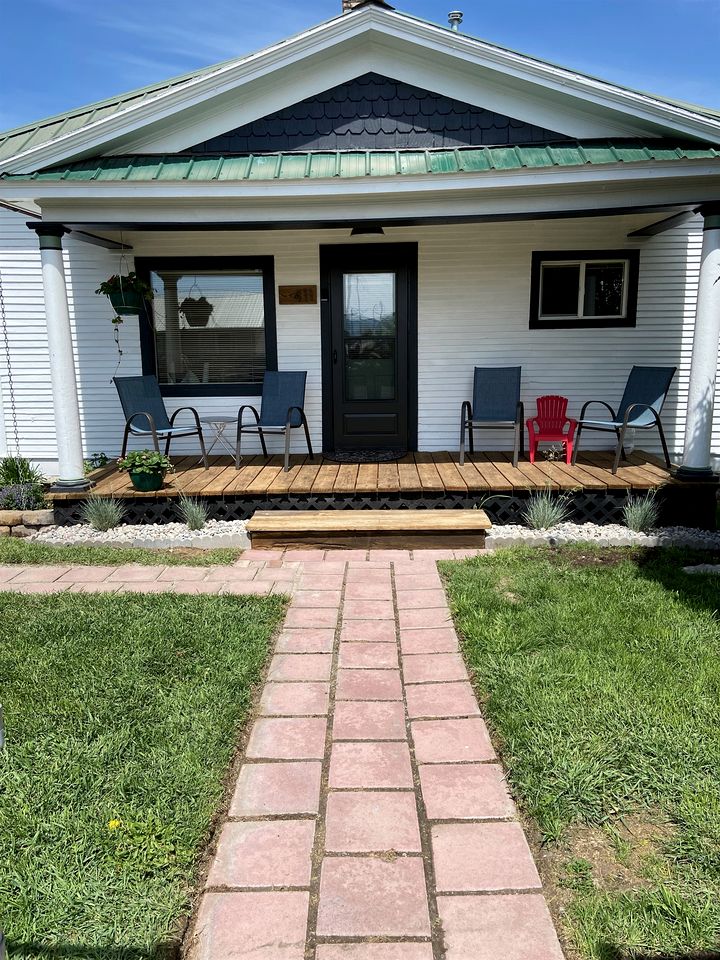 Charming Downtown Cottage with Porch & Backyard Retreat near Beaverhead River in Dillon, Montana