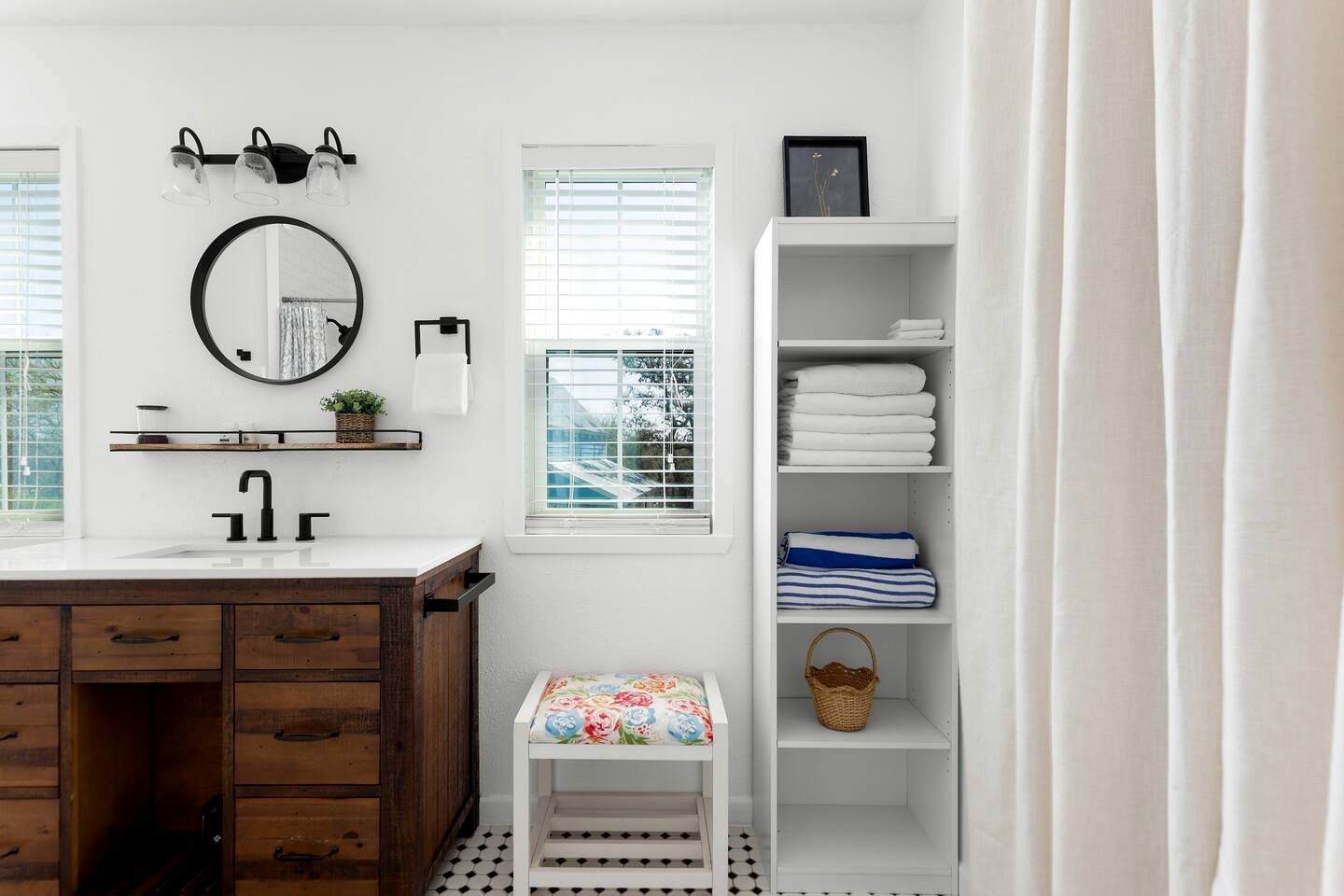 Charming Farmhaus Retreat with Hot Tub Near Fredericksburg Wine Trail, Fredericksburg TX