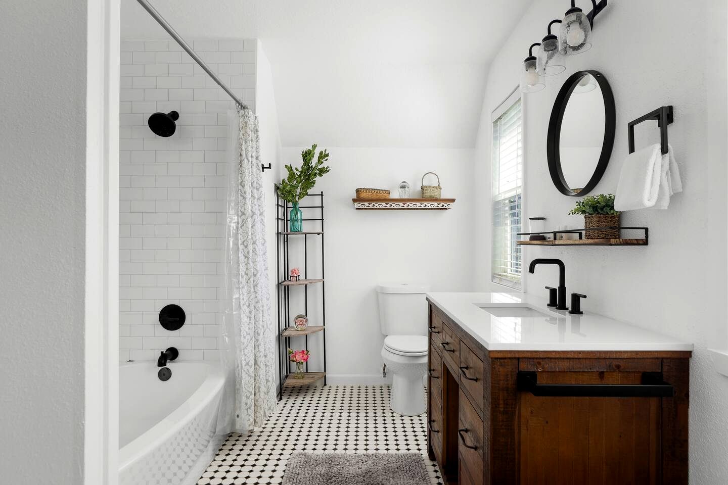 Charming Farmhaus Retreat with Hot Tub Near Fredericksburg Wine Trail, Fredericksburg TX