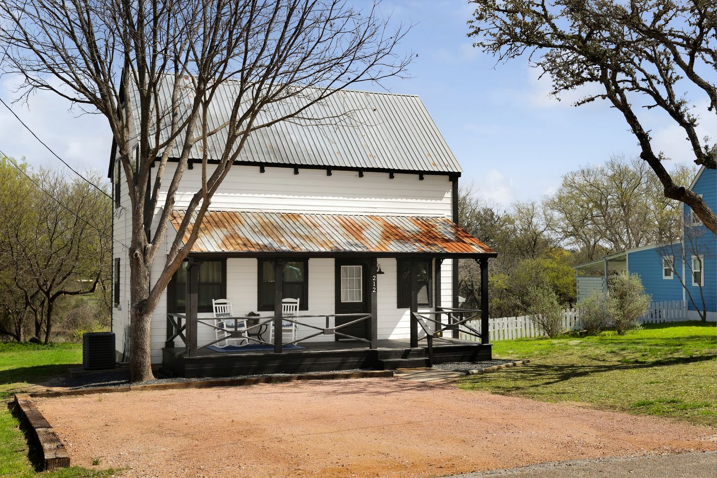 Charming Farmhaus Retreat with Hot Tub Near Fredericksburg Wine Trail, Fredericksburg TX