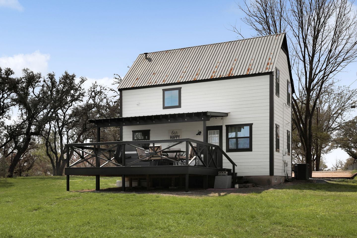 Charming Farmhaus Retreat with Hot Tub Near Fredericksburg Wine Trail, Fredericksburg TX