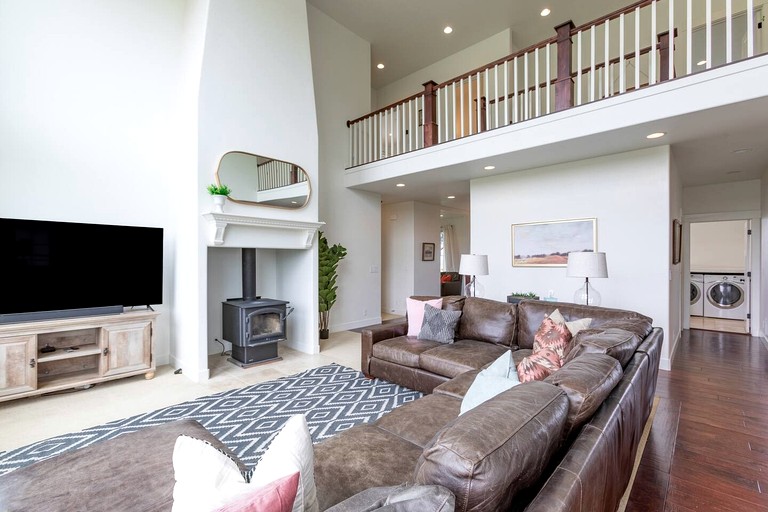 Charming White Farmhouse – Spacious 5BR Family Retreat in Driggs, ID