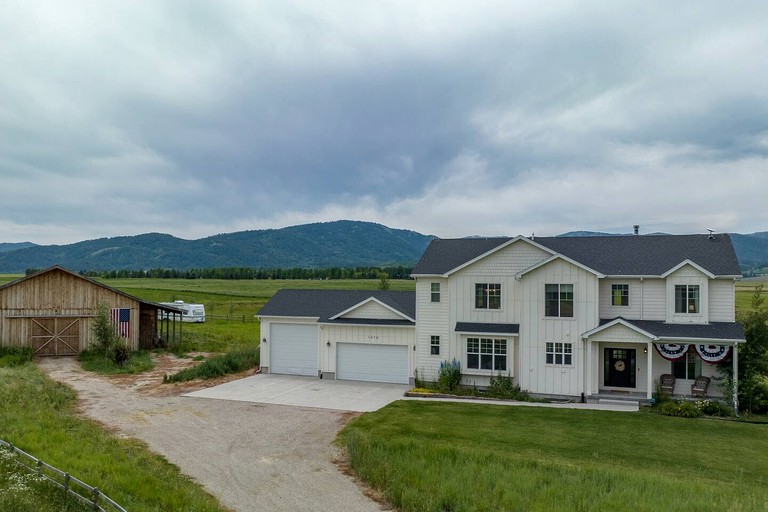 Spacious Farmhouse Retreat with Teton Views and Outdoor Games Near National Parks in Tetonia, Idaho