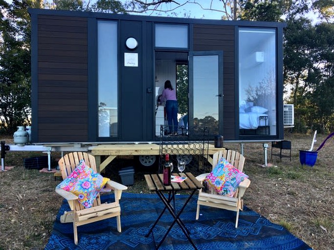 Charming Tiny House with Stunning Landscapes and Abundant Wildlife in Queensland, Australia