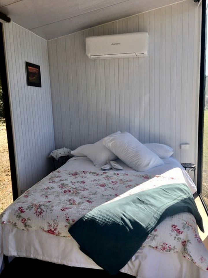 Charming Tiny House with Stunning Landscapes and Abundant Wildlife in Queensland, Australia