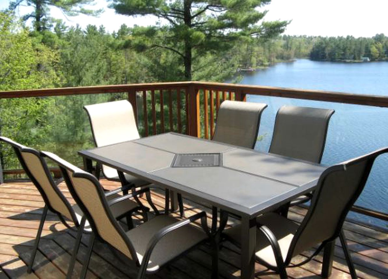 Superb Cliffside Cottage Rental near Severn Falls in Ontario