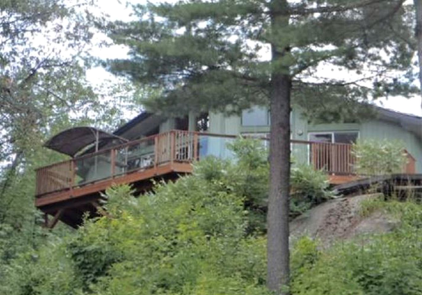 Superb Cliffside Cottage Rental near Severn Falls in Ontario