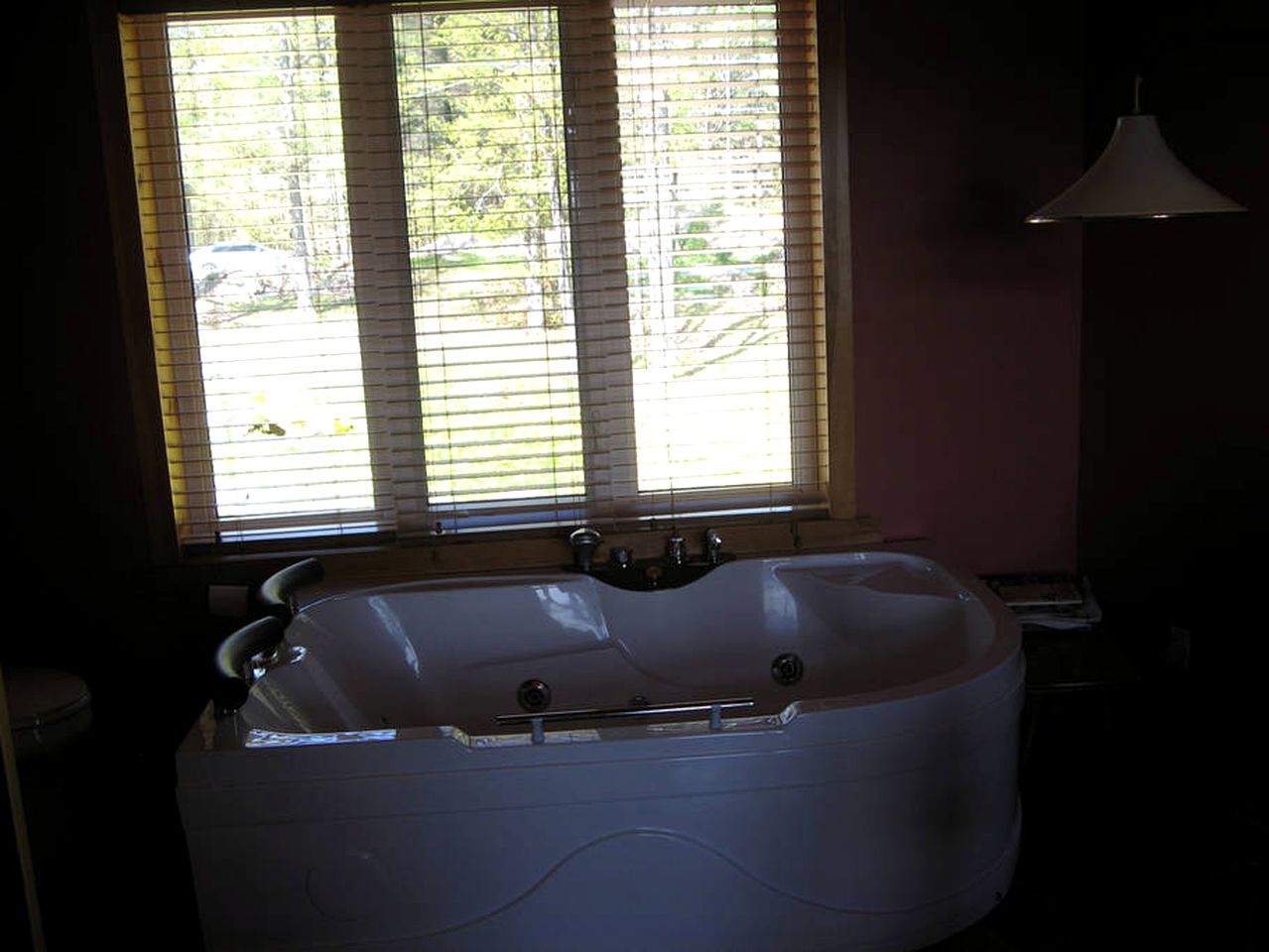 Superb Cliffside Cottage Rental near Severn Falls in Ontario