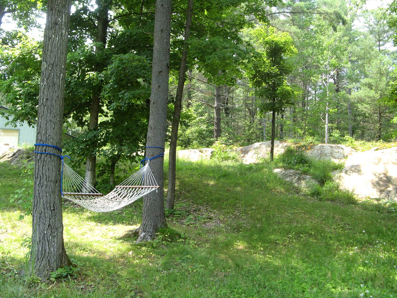 Superb Cliffside Cottage Rental near Severn Falls in Ontario