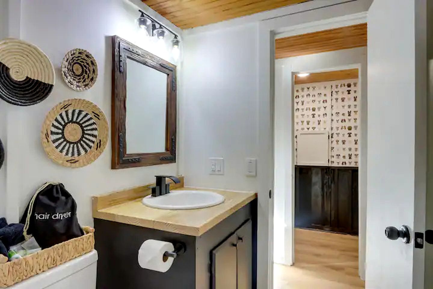 Peaceful Woodland Cabin with Screened Porch & Arcade Near Siloam Springs City Lake, Gentry, AR