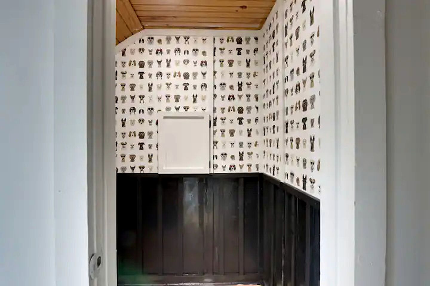 Peaceful Woodland Cabin with Screened Porch & Arcade Near Siloam Springs City Lake, Gentry, AR