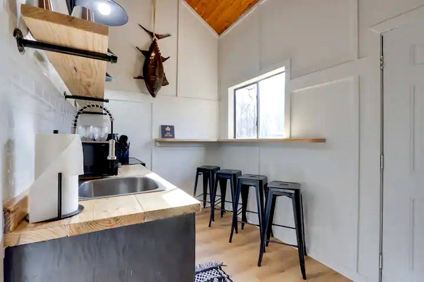 Peaceful Woodland Cabin with Screened Porch & Arcade Near Siloam Springs City Lake, Gentry, AR