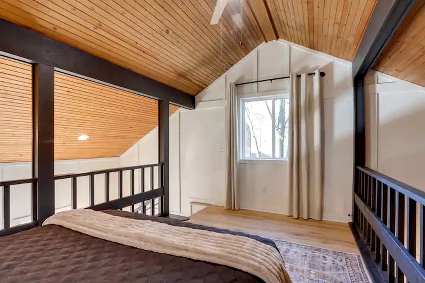 Peaceful Woodland Cabin with Screened Porch & Arcade Near Siloam Springs City Lake, Gentry, AR