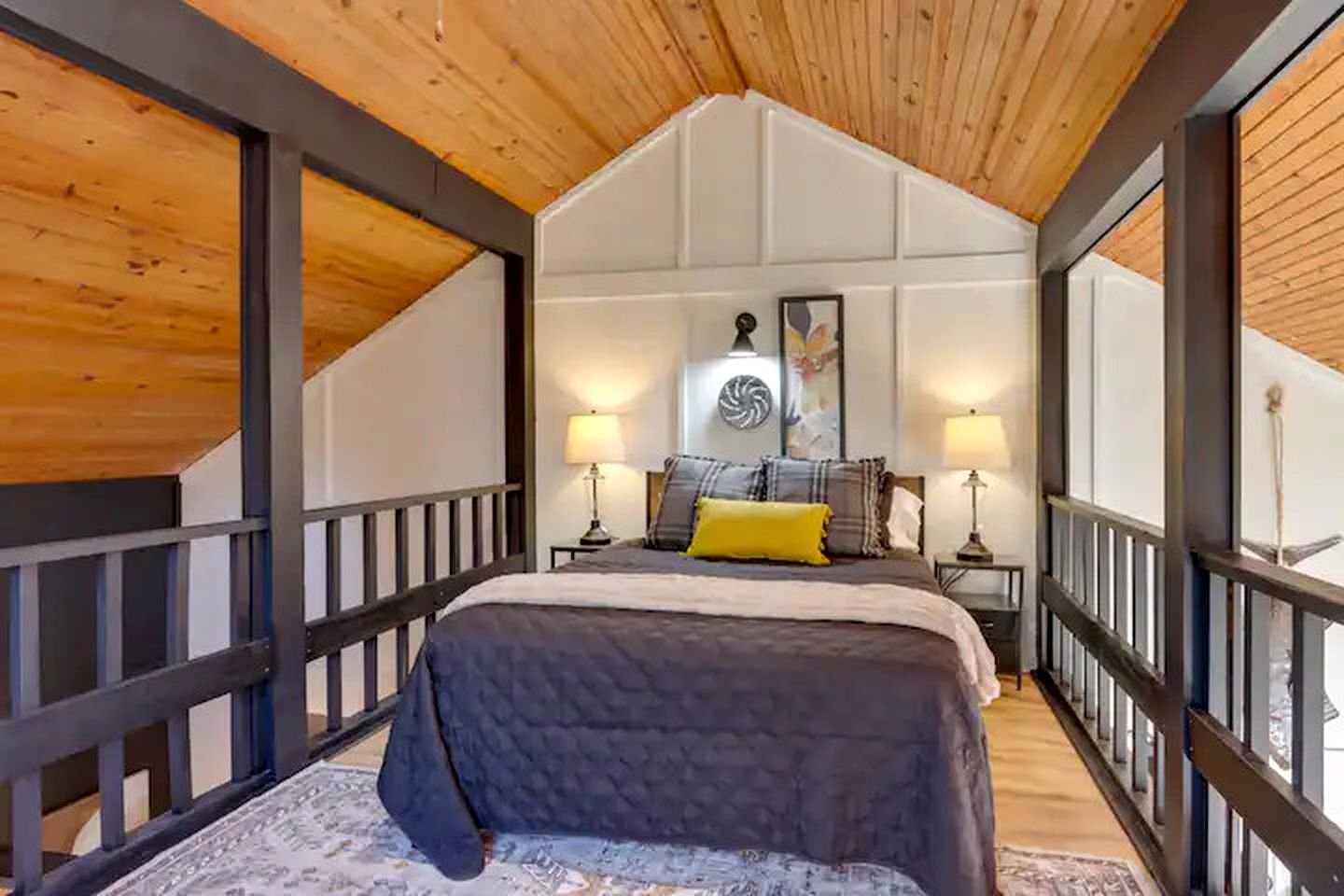 Peaceful Woodland Cabin with Screened Porch & Arcade Near Siloam Springs City Lake, Gentry, AR