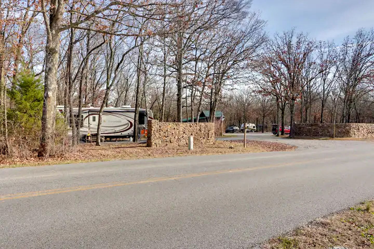 Peaceful Woodland Cabin with Screened Porch & Arcade Near Siloam Springs City Lake, Gentry, AR