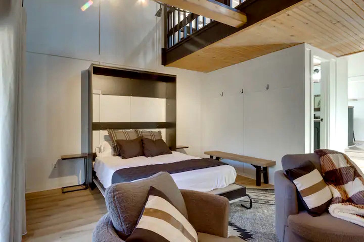 Peaceful Woodland Cabin with Screened Porch & Arcade Near Siloam Springs City Lake, Gentry, AR