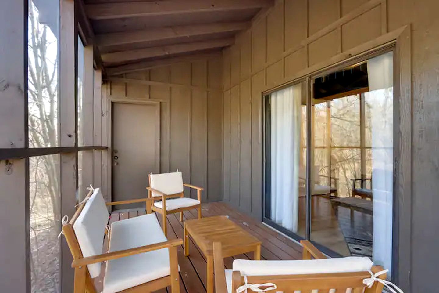 Peaceful Woodland Cabin with Screened Porch & Arcade Near Siloam Springs City Lake, Gentry, AR