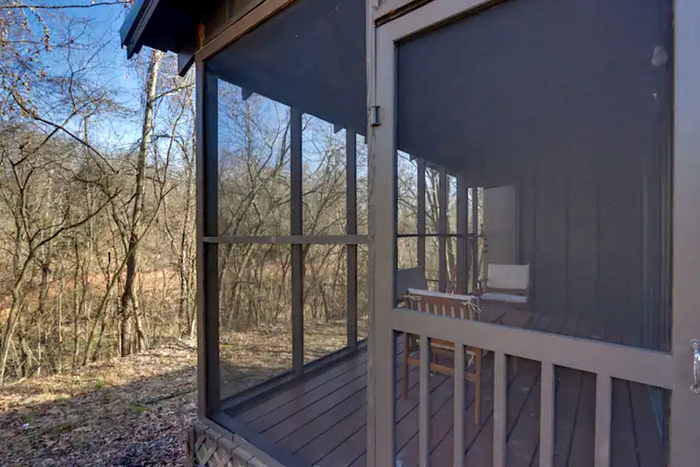 Peaceful Woodland Cabin with Screened Porch & Arcade Near Siloam Springs City Lake, Gentry, AR