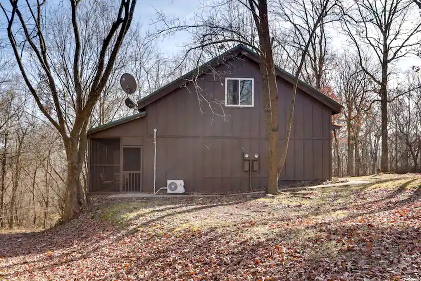 Peaceful Woodland Cabin with Screened Porch & Arcade Near Siloam Springs City Lake, Gentry, AR