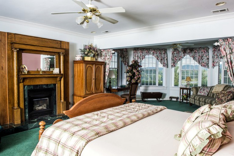 Giant Victorian room near Paint Rock Wildlife Management Area, Tennessee