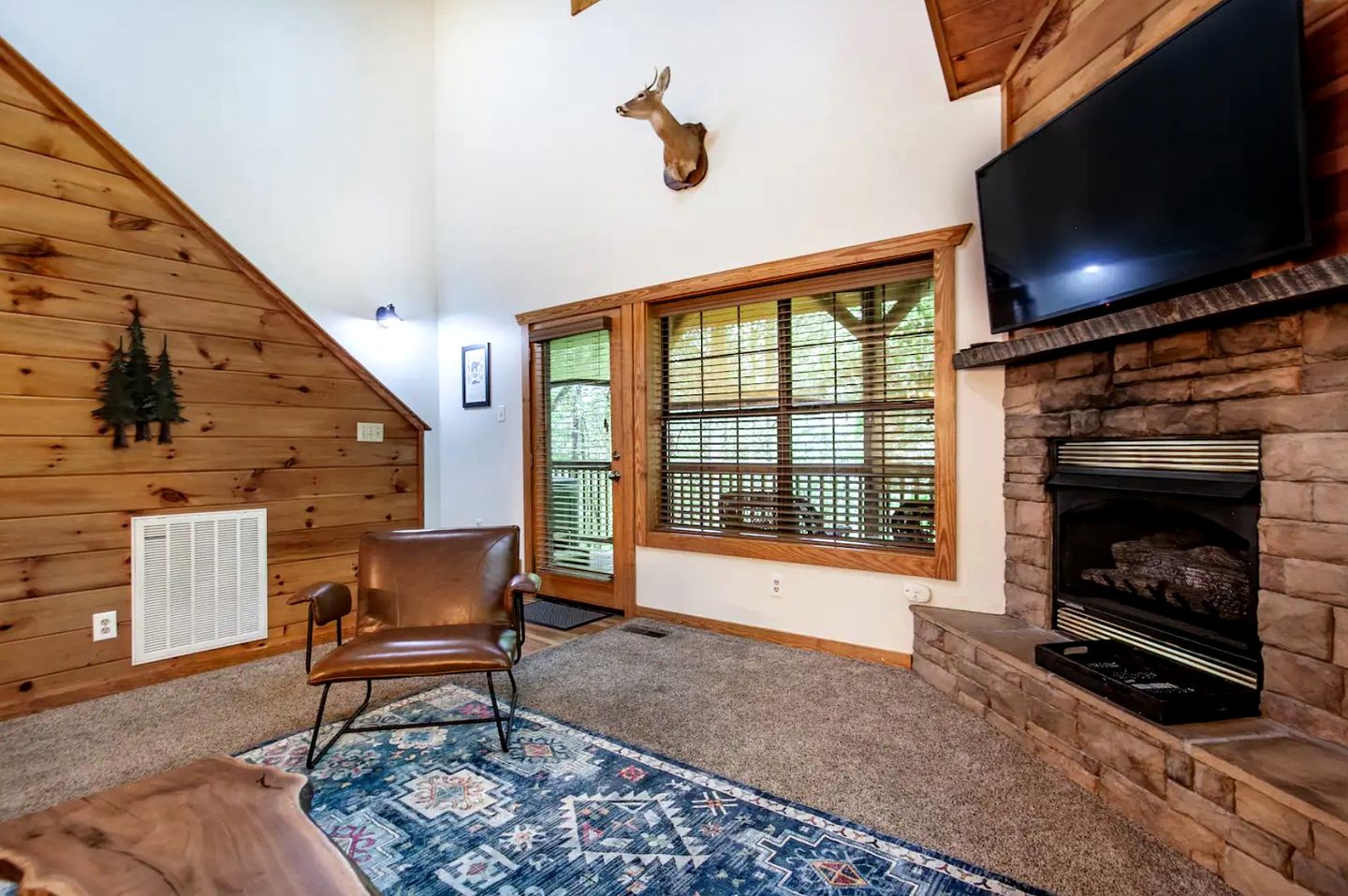 Idyllic Rental Cabin with Hot Tub, Deck, and Pool Table near Smoky Mountains and Gatlinburg, Tennessee